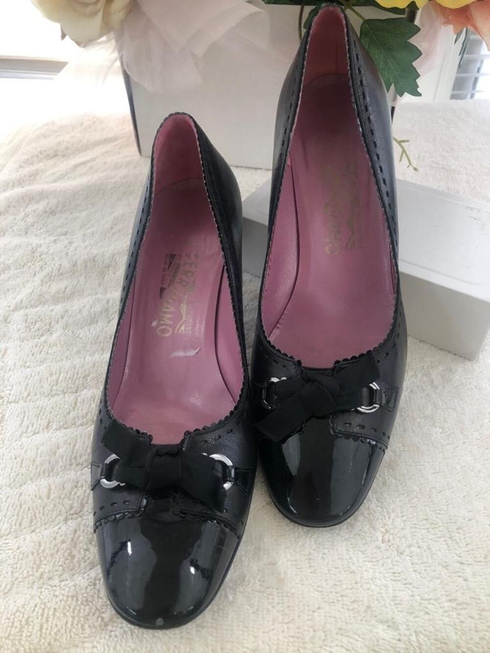 Salvatore Ferragamo cap toes black bow detail low pump 8.5B (900